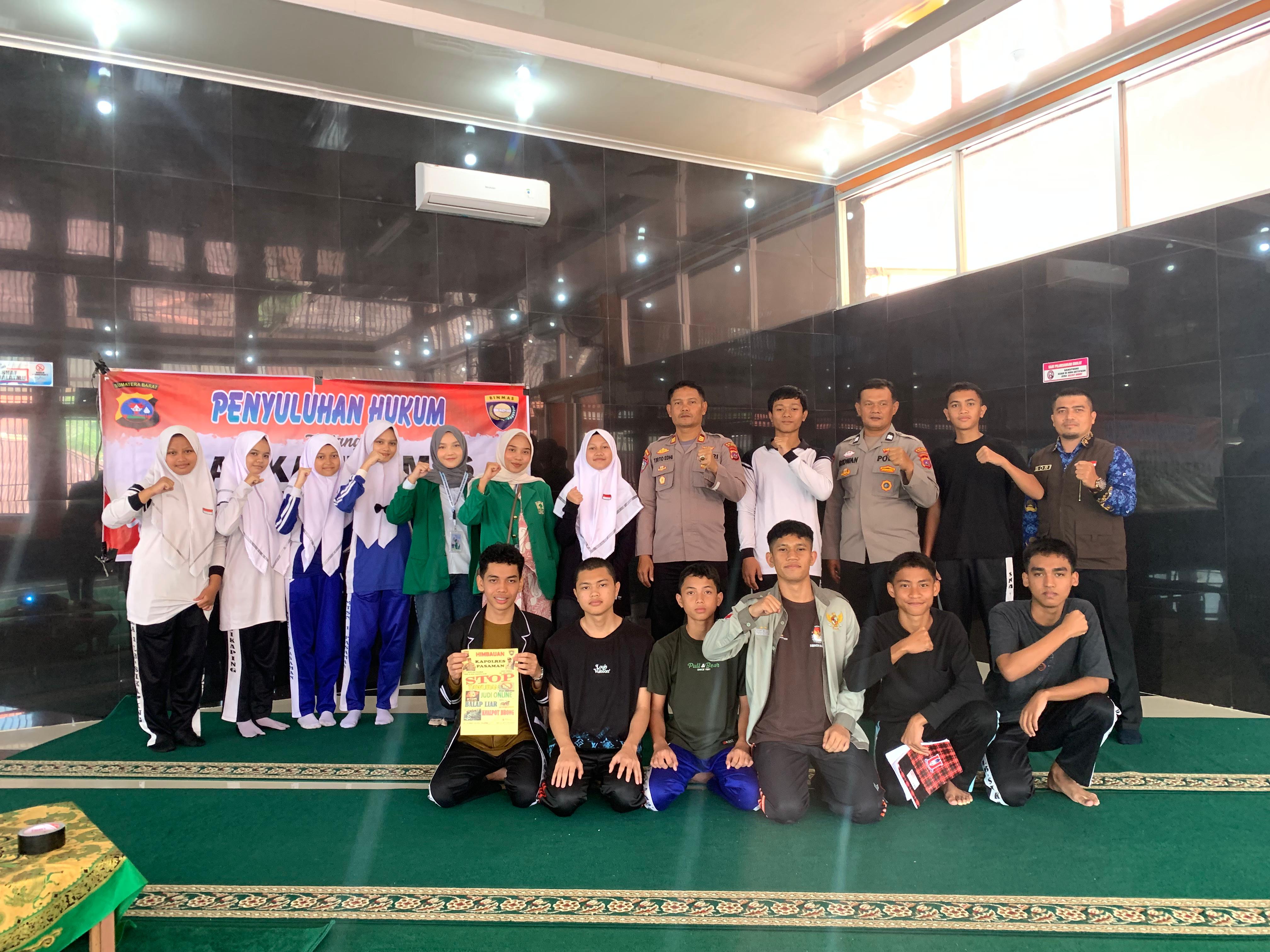 MAHASISWA HUKUM KKN UNAND DAN POLRES PASAMAN GELAR PENYULUHAN HUKUM SAAT MPLS DI SMAN 1 LUBUK SIKAPING