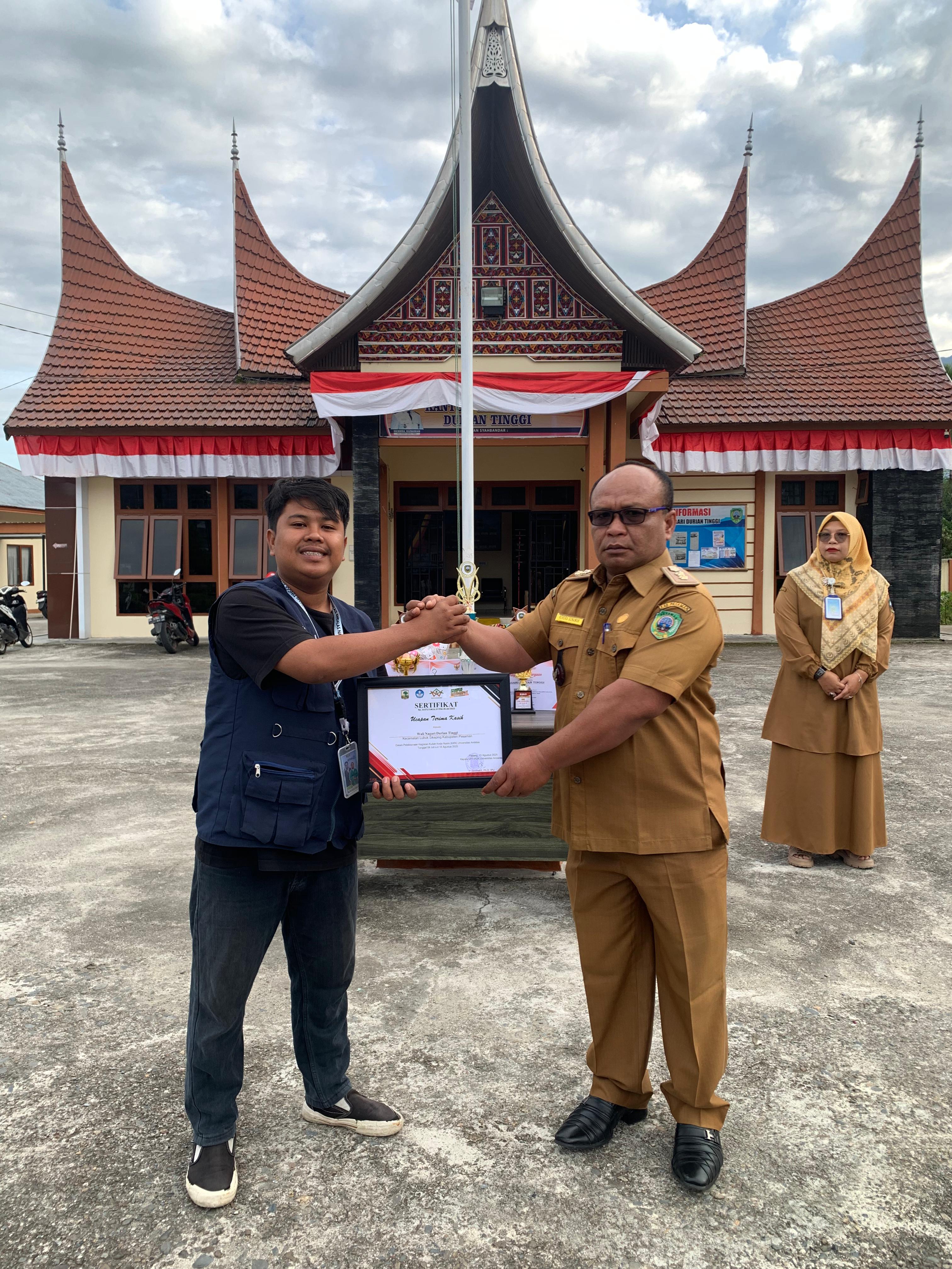 Tinggalkan Jejak Digital, Mahasiswa KKN Unand Beri Apresiasi ke Wali Nagari Durian Tinggi